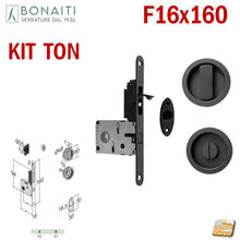 Carica l'immagine nel visualizzatore di Gallery, KIT SERRATURA PER PORTA SCORREVOLE BONAITI G500T F16X160 PER BAGNO MONETA X WC LIBERO-OCCUPATO MODELLO CON TIRANTE COMPLETO DI CONTROPIASTRA E MANIGLIE TONDE 4TH21050K7 nero nera matt black