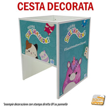 Load image into Gallery viewer, Cestone cesta espositore decorato con logo aziendale pubblicitario su misuraBANCARELLA CESTA 3LATI ESPOSITORE CESTONE PER NEGOZI CHIUSA ANTICADUTA SU MISURA E DECORABILE Cestone 3 lati alti decorati stampati UV con pubblicità negozio bianco spostabile robusta