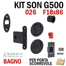 Carica l'immagine nel visualizzatore di Gallery, KIT SERRATURA PER PORTA SCORREVOLE BONAITI 4T026050K7 G500 026 F18X86 PER BAGNO (MONETA X WC LIBERO/OCCUPATO) COMPLETO DI CONTROPIASTRA E MANIGLIE TONDE colore Nero matt black frontale 18x86mm 86x18 con gancio scrigno
