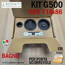 Carica l'immagine nel visualizzatore di Gallery, KIT SERRATURA PER PORTA SCORREVOLE BONAITI G500 026 F18X86 PER BAGNO (MONETA X WC LIBERO/OCCUPATO) COMPLETO DI CONTROPIASTRA E MANIGLIE TONDE colore Nero matt black frontale 18x86mm 86x18 con gancio