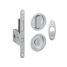 Carica l'immagine nel visualizzatore di Gallery, Art.115196 KIT SERRATURA PER PORTA SCORREVOLE BONAITI G500T F16X160 PER BAGNO (MONETA X WC LIBERO/OCCUPATO) MODELLO CON TIRANTE COMPLETO DI CONTROPIASTRA E MANIGLIE TONDE 4TH2105087 cromo satinato satinata KIT EASY Manigliette tonde per bagno wc quadro 8x8