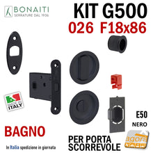 Carica l'immagine nel visualizzatore di Gallery, SERRATURA PER PORTA SCORREVOLE SCRIGNO BONAITI 4T026050K7 G500 026 F18X86 PER BAGNO (MONETA X WC LIBERO/OCCUPATO) COMPLETO DI CONTROPIASTRA E MANIGLIE TONDE colore Nero matt black frontale 18x86mm 86x18 con gancio scrigno