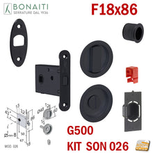 Carica l'immagine nel visualizzatore di Gallery, KIT SERRATURA PER PORTA SCORREVOLE BONAITI 4T026050K7 G500 026 F18X86 PER BAGNO (MONETA X WC LIBERO/OCCUPATO) COMPLETO DI CONTROPIASTRA E MANIGLIE TONDE colore Nero matt black frontale 18x86mm 86x18 con gancio scrigno door lock
