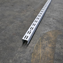 Carica l'immagine nel visualizzatore di Gallery, PIANTANA CAVETTATO P35 CAVE DOPPIE U 220cm BIANCO ATTREZZATURA PARETE ARREDO NEGOZIO piantane attrezzature per arredamenti negozi esposizione a muro fissaggio in acciaio metallo p35mm passo 3,5cm