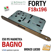 Carica l'immagine nel visualizzatore di Gallery, Serratura porta interna bagno wc toilet Bonaiti N67 Forty B-Forty magnetica frontale 196x18mm entrata 50mm 5cm interasse 95mm i 9,5cm scrocco centrale in plastica a filo reversibile doppio quadrotto 8x8 e 6x6mm in basso 48N67050/3 Bronzo Lucido Bronzato bronzata lucida anticata anticato