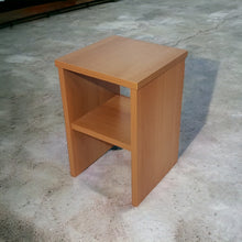 Carica l'immagine nel visualizzatore di Gallery, Comodino Tavolino Panchetta Servetto Pianetto con vano a giorno BASIC compatto piccolo robusto legno color noce ciliegio rovere