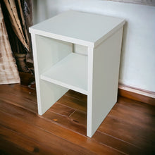 Carica l'immagine nel visualizzatore di Gallery, Comodino Tavolino Panchetta Servetto Pianetto con vano a giorno BASIC Bianco compatto piccolo robusto tabel porta riviste piccolo