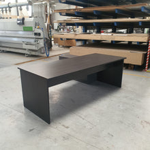 Carica l'immagine nel visualizzatore di Gallery, SCRIVANIA PER UFFICI PER CASA SCRIVANIE ARREDO UFFICIO SU MISURA PRODUZIONE DIRETTA arredamento falegnameria produzione interna senza intermediari robusta e di qualità