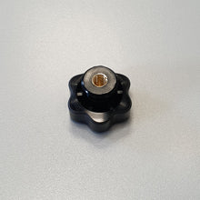 Carica l'immagine nel visualizzatore di Gallery, VOLANTINO FILETTATO FEMMINA M 8 mm 6 LOBI D41x28H PLASTICA NERA BUSSOLA OTTONE vista filetto