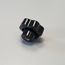 Carica l'immagine nel visualizzatore di Gallery, VOLANTINO FILETTATO FEMMINA M 8 mm 6 LOBI D41x28H PLASTICA NERA BUSSOLA OTTONE vista lato