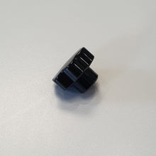 Carica l'immagine nel visualizzatore di Gallery, VOLANTINO FILETTATO FEMMINA M 8 mm 6 LOBI D41x28H PLASTICA NERA BUSSOLA OTTONE vl