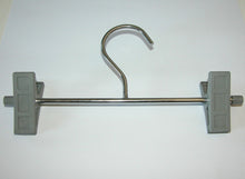 Load image into Gallery viewer, 20pz GRUCCIA APPENDIABITI E CAPI ABBIGLIAMENTO CASE E NEGOZIO - stampelle x armadi