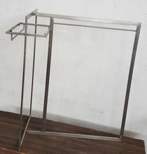 Carica l'immagine nel visualizzatore di Gallery, GONDOLA STENDER INOX CENTRALE MOBILE X ESPOSIZIONE VESTITI NEGOZIO CON BARRA - USATAGONDOLA STENDER INOX CENTRALE MOBILE X ESPOSIZIONE VESTITI NEGOZIO CON BARRA - USATA per abiti capi appesi in metallo robusta bella design