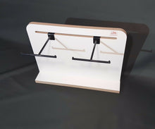 Carica l'immagine nel visualizzatore di Gallery, ESPOSITORE DA BANCO AUTOPORTANTE BIANCO COMPLETO DI GANCI A T cm 46L x15PR H33,5.