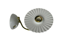 Carica l'immagine nel visualizzatore di Gallery, LAMPADA DA PARETE CON DIFFUSORE IN CERAMICA APPLIQUE CLASSICO AVORIO-ORO CON FIORE 3