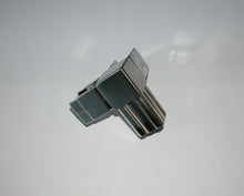 Carica l'immagine nel visualizzatore di Gallery, GIUNTO X TAVOLI E VETRINE 25X25 3-VIE VERT. NICHEL SATINATO NUOVO PER ESPOSITORI miglior