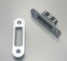 Carica l'immagine nel visualizzatore di Gallery, Riscontro Gaccia Cromo Opaco IS8 Magnetico Bonaiti per Serrature B-Forty Scrocco Centrale CX