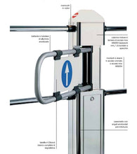 Carica l'immagine nel visualizzatore di Gallery, barriera in alluminio anodizzato e manicotti in nylon struttura interamente in acciaio inox AISI 304 cassonetto con angoli arrotondati anti-infortunio tabella in dibond e tubolare in acciaio inox anodizzato altezza cassonetto 1170mm larghezza 260mm profondità 150mm motore 230v 45 W