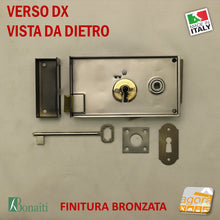 Carica l'immagine nel visualizzatore di Gallery, door lock bonaiti vista da dietro con finitura bronzata e contro piastra e catenaccio con chiave E70mm L140mm