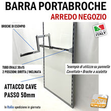 Carica l'immagine nel visualizzatore di Gallery, BARRA PORTABROCHE PER GANCI/BROCHE PORTABITI PER NEGOZIO ATTACCO CAVETTATO PASSO 50MM CROMATA LARGHEZZA 120 CM Attacco piantana cavettata con cave passo P50mm (passo 5cm) realizzata in tubo ovale cromato alto spessore con staffe 2 denti regolabili su 2 posizioni.