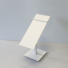 Carica l'immagine nel visualizzatore di Gallery, portascarpe da negozio per vetrina per abbigliamento boutique shop espositore bianco foto reale