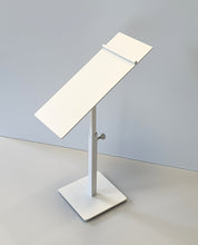 Carica l'immagine nel visualizzatore di Gallery, portascarpe da negozio per vetrina per abbigliamento boutique shop espositore bianco 2 foto reale