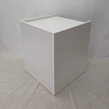 Carica l&#39;immagine nel visualizzatore di Gallery, Comodino Tavolino Panchetta su Misura DOUBLE Servetto Pianetto Table bianco vista da dietro
