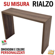 Carica l&#39;immagine nel visualizzatore di Gallery, Rialzo pianetto supporto appoggio su misura colore personalizzato robusto angoli 45 gradi di qualità professionale per monitor casa ufficio albergo hotel arredo design RYX 2 legno venato bianco
