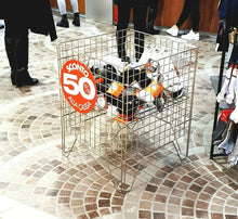 Carica l&#39;immagine nel visualizzatore di Gallery, BANCARELLA PIEGHEVOLE 60x60 ESPOSITORE CESTA CESTONE CON RIPIANO MOBILE X NEGOZI esempio in negozio

